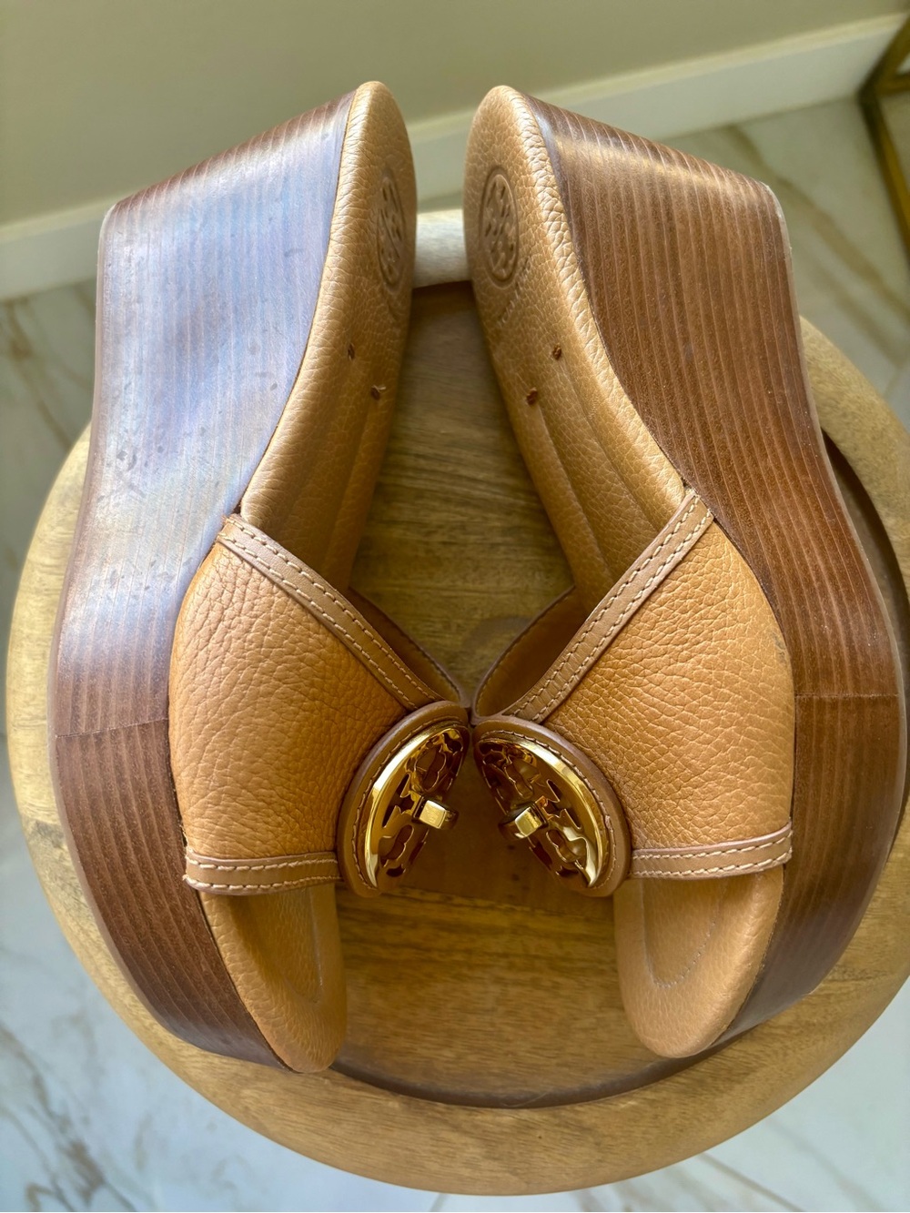 NEW Tory Burch SELMA Tan Leather Wedge Slides Gold Logo Medallions shoes 7.5M - Picture 3 of 9